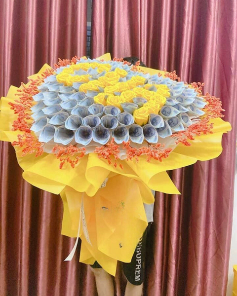 Hoa Màu Vàng: Bó Hoa Tiền 20k Mix Hoa Hồng Sáp Vàng - BT19