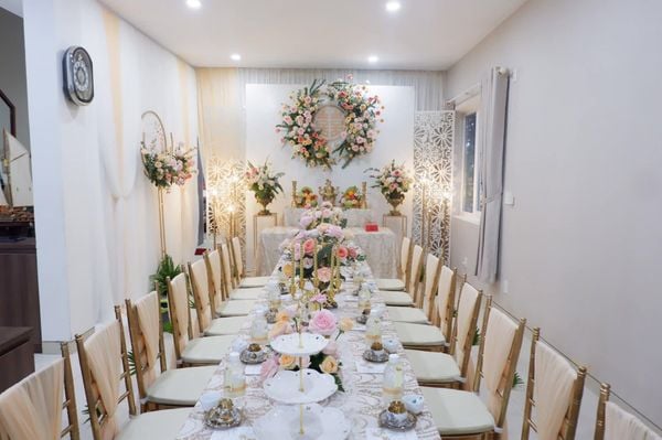 Tham khảo lối thiết kế và trang trí bàn gia tiên tuy đơn giản nhưng vô cùng bắt mắt và sang trọng.