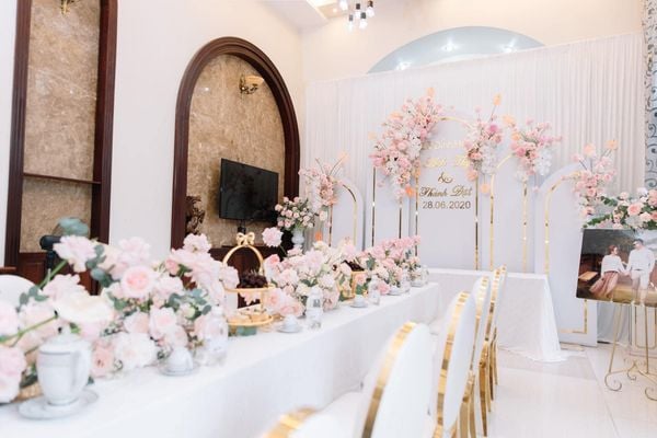 Bình hoa hồng dáng thấp sang trọng trang trí bàn gặp mặt hai họ