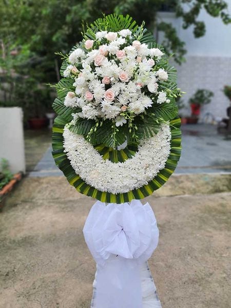 Vòng hoa cúc trắng viếng tang lễ thanh lịch và thương nhớ