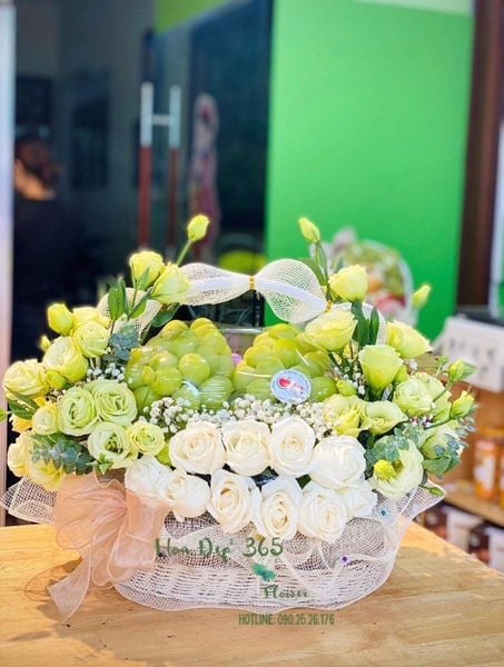 Giỏ trái cây Tết mix nho xanh và hoa hồng trắng đẹp tinh tế