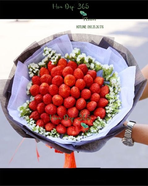 Bó hoa mix với 50 trái dâu New Zealand thơm ngon sẽ là một món quà bất ngờ dành cho các cô gái yêu thích dâu tây
