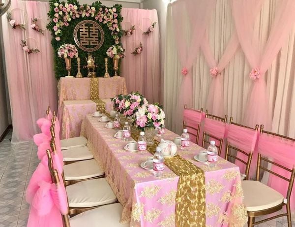 Hồng phấn cũng là một lựa chọn đáng yêu cho những cặp cô dâu chú rể trẻ trung, năng động.