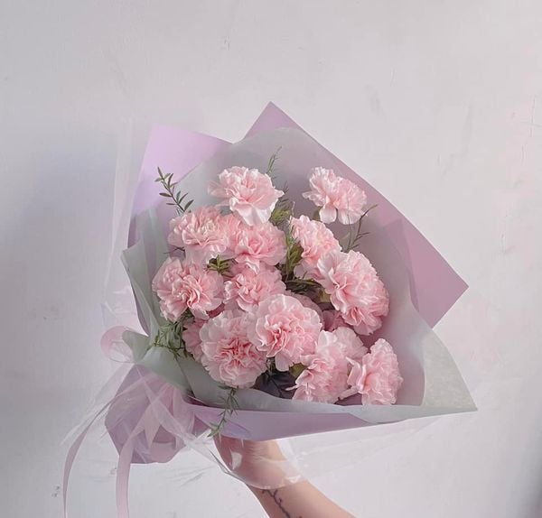 Bó hoa 20/11 với sắc hồng đáng yêu của loài hoa cẩm chướng.