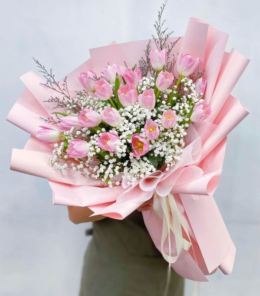 Mẫu cắm hoa 20/10 mix hoa tulip sang trọng cùng hoa baby nhỏ nhắn tặng vợ (Nguồn: Sưu tầm)