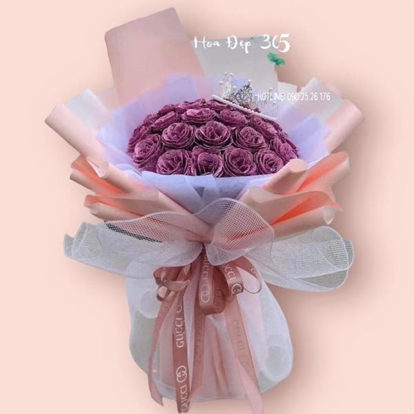 Bó hoa sáp thơm làm từ hoa hồng tím kim tuyến tạo nên vẻ đẹp thẩm mỹ sang trọng, giàu ý nghĩa