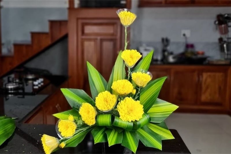 Cách cắm hoa cúc 10 bông theo hình bậc thang độc đáo