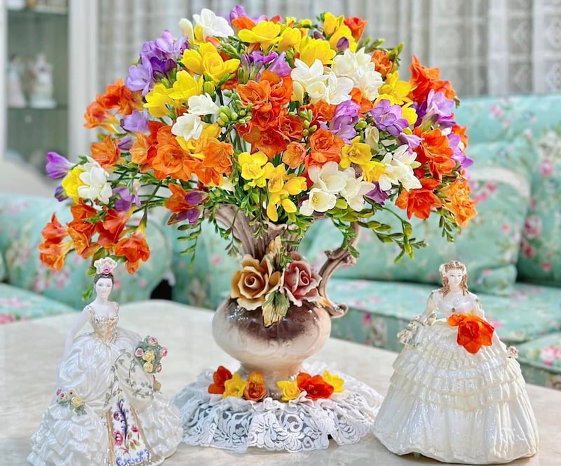 Bình hoa lan tiên rực rỡ