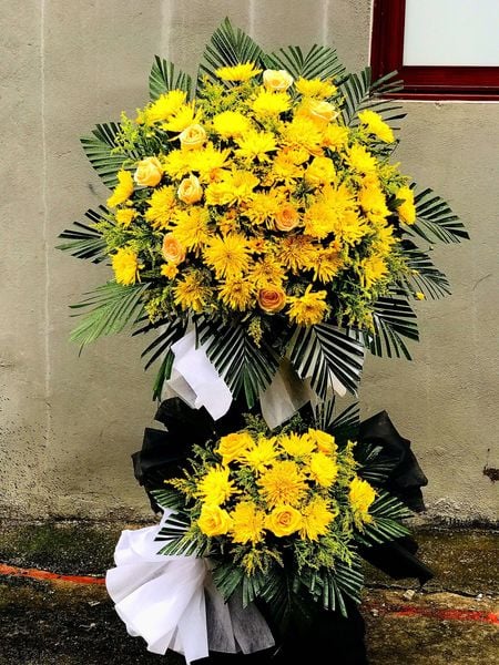 Hoa cúc màu vàng là tượng trưng cho niềm hy vọng vào một cuộc sống mới tươi sáng và hạnh phúc sau cái chết.