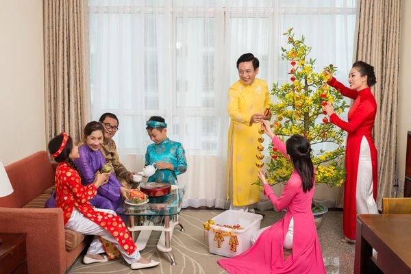 Dọn dẹp và trang trí cửa ngày Tết là cơ hội cho gia đình sum vầy