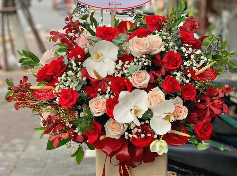 Giỏ hoa hồng đỏ mix lan hồ điệp trắng tặng sinh nhật mẹ ý nghĩa