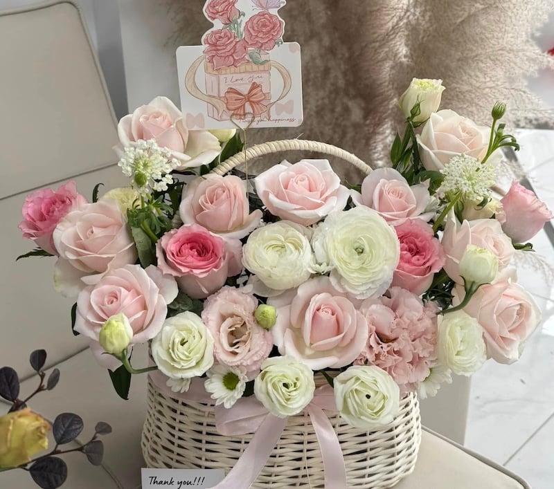 Giỏ hoa cát tường mix hoa hồng tặng sinh nhật vợ yêu