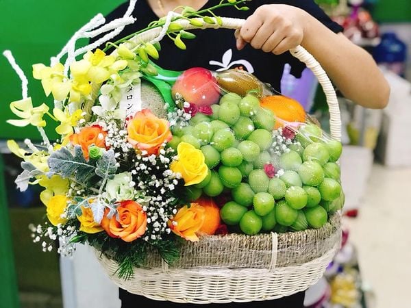 Giỏ hoa kèm trái cây tươi sẽ là một trong những món quà đi đám giỗ ý nghĩa và thiết thực nhất.