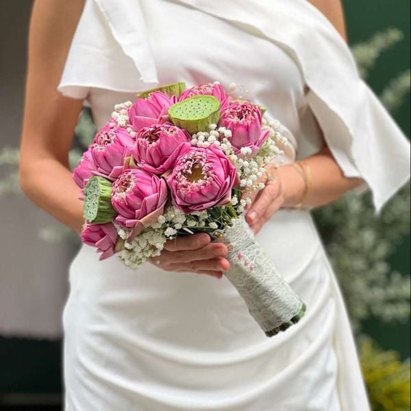 Hoa sen cưới hồng truyền thống