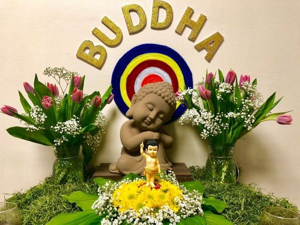 Phong cách trang trí Phật Đản tại gia đơn giản, thanh thuần.
