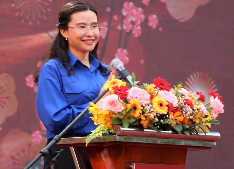 Hoa tươi để bục phát biểu