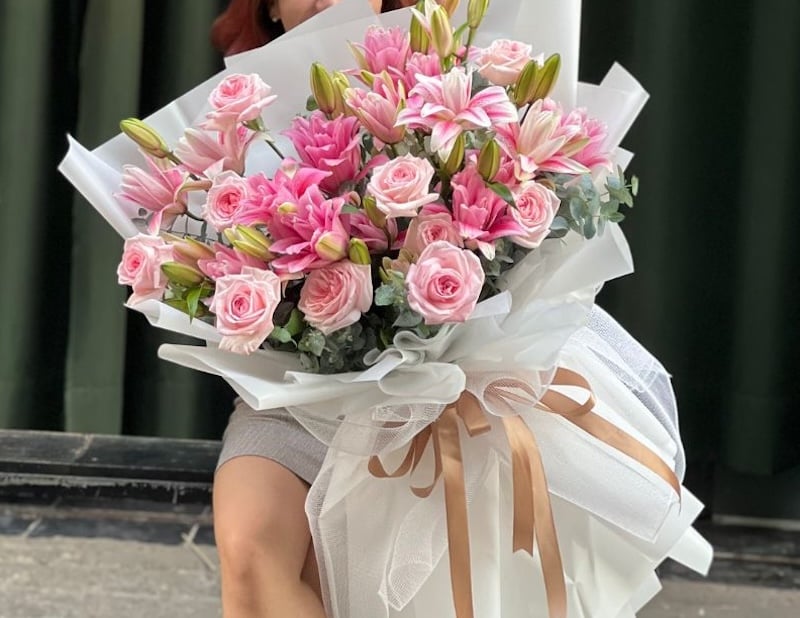 Bó hoa hồng phấn mix hoai ly tặng sinh nhật em gái dịu dàng