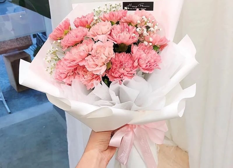 Bó hoa cẩm chướng hồng nhẹ kết hợp baby trắng, thể hiện sự quan tâm và gắn bó dài lâu.
