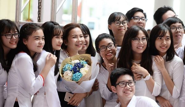 Ảnh đẹp ngày 20/11 giữa cô giáo và học trò (Nguồn: Internet)