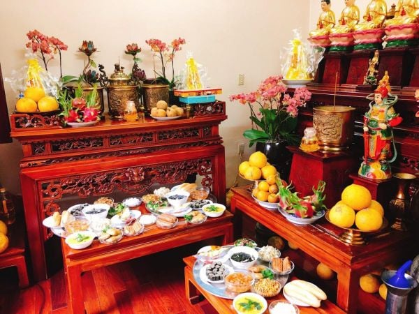 Gia chủ nên dùng hoa tươi khi bày mâm cúng giao thừa