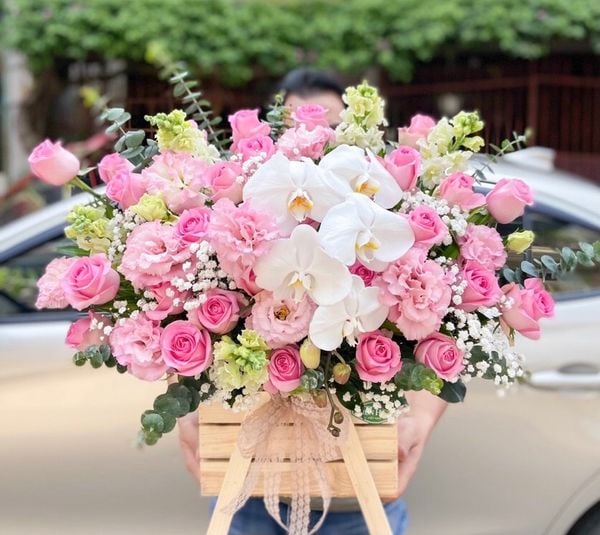 Mẫu hoa hồng kết hợp với lan hồ điệp cực tinh tế.