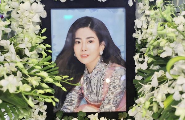 Khung hoa di ảnh của cố nghệ sĩ Mai Phương.