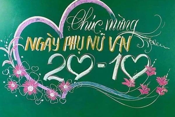 Vẽ vòng hoa trang trí đẹp mắt ở trung tâm bảng.