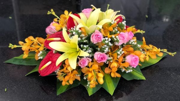 Mẫu hoa cắm dáng oval cơ bản nhưng vẫn vô cùng bắt mắt.