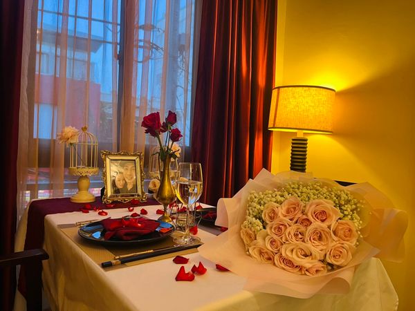 Trang trí nhà với hoa lãng mạn tặng người yêu 20/10 (Nguồn: Internet)