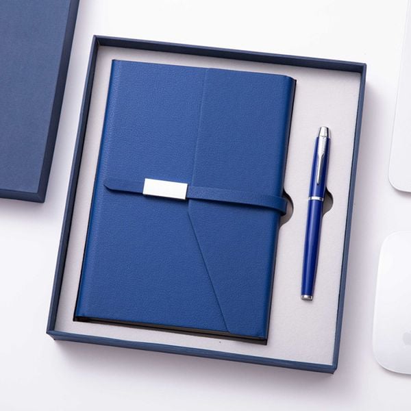 Sổ tay và bút viết là món quà chúc mừng sinh nhật cô giáo ý nghĩa.