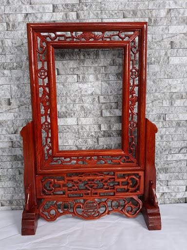 Một thiết kế khung ảnh thờ bằng gỗ vô cùng đơn giản và tinh tế.